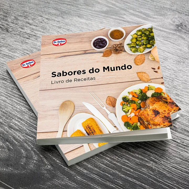 Livro de receitas Sabores do Mundo sobre mesa de madeira